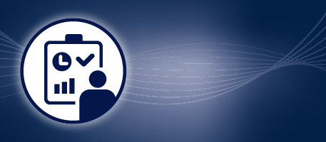 Person vor einem Klemmbrett-Symbol mit Uhr, Häkchen und Balkendiagramm, das Projektmanagement und Kontrolle darstellt.