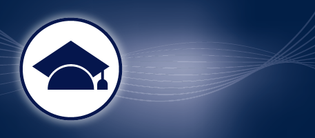 Eine stilisierte schwarze Doktorhut-Silhouette auf weißem Hintergrund mit dunkelblauem Rand sowie geschwungene Linien, die sich nach rechts ausdehnen.